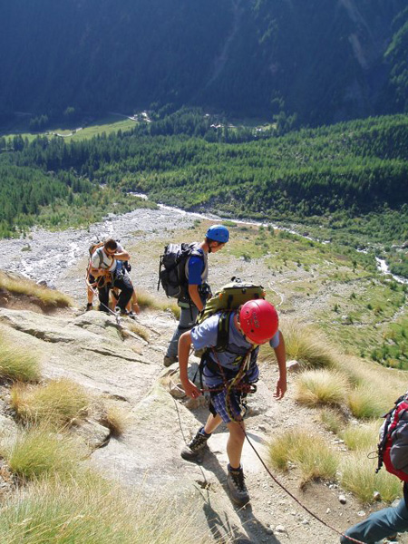 c Sul ripido sentiero per il rifugio