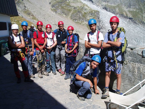 f Foto di gruppo al rifugio