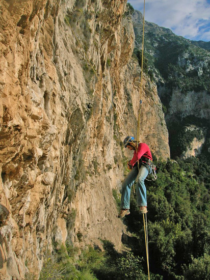 d si risalgono le fisse per raggiungere le soste in cima agli strapiombi