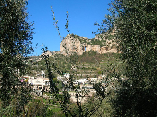 l'abitato di Montepertuso con dietro il Buco e le falesie