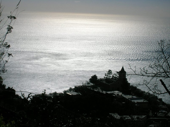 l'abitato sullo sfondo del mare