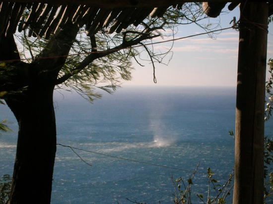 le raffiche di vento sollevano l'acqua di mare formando dei vortici