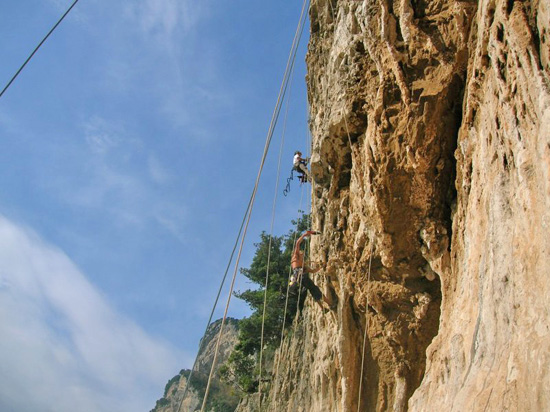a in cantiere in mezzo a un marasma di corde...