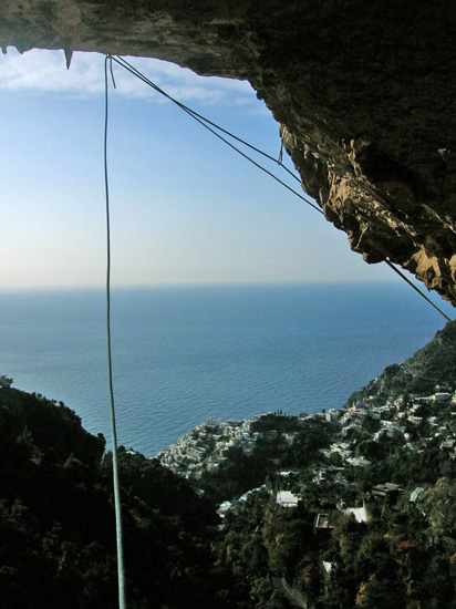 e Positano vista da dentro l'arco che stiamo chiodando