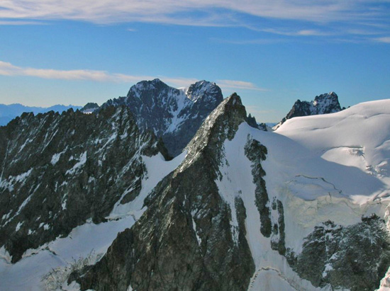7008 la cima del pelvoux spunta dietro la cresta