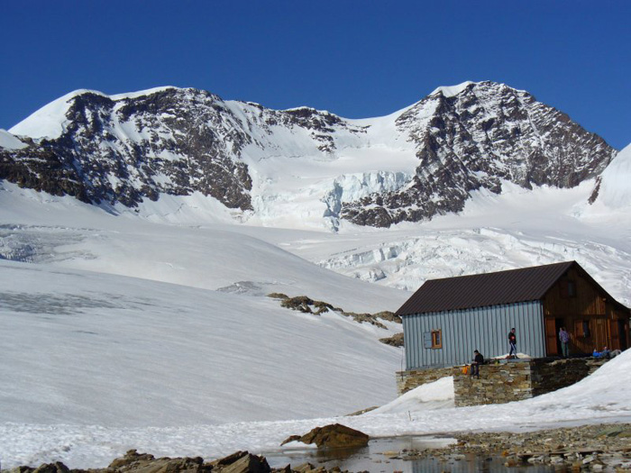 il rifugio Q.Sella con i Lyskamm sullo sfondo