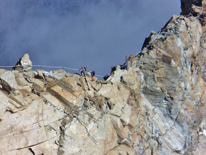le corde fisse sulla cresta che conduce al rifugio