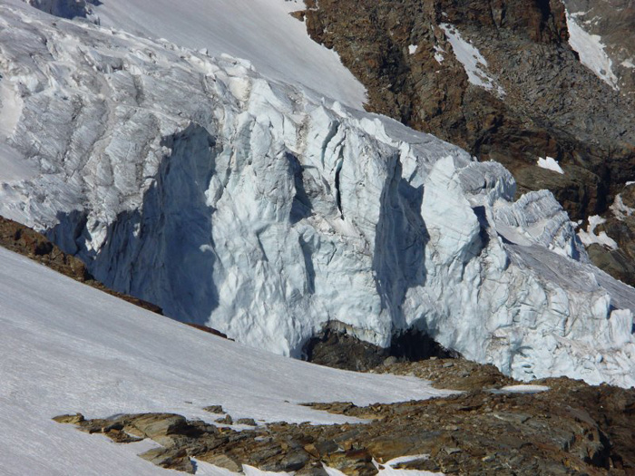 seracchi sul fronte del ghiacciaio del lys