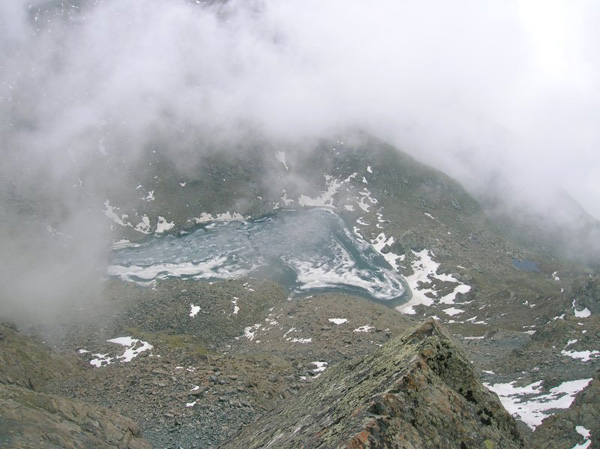 e il Lago Chardonnet ancora gelato visto dalla cresta