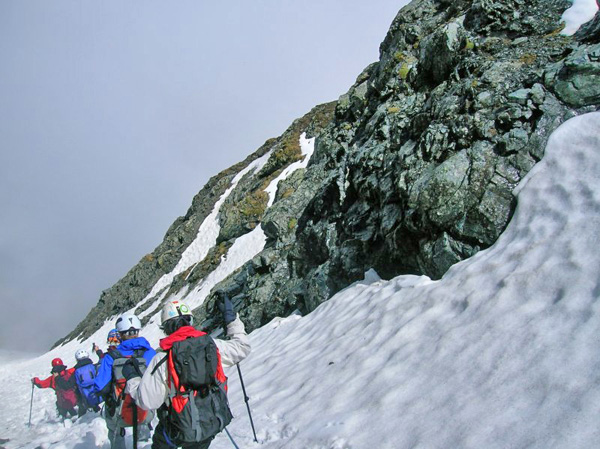 i discesa nel canale di neve della normale