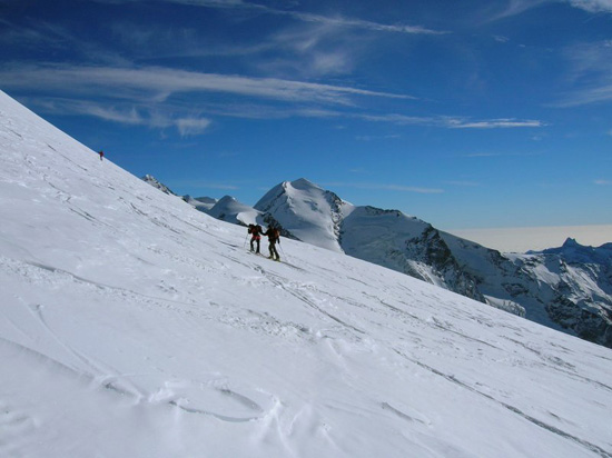 E- scialpinisti in salita verso l'Occidentale